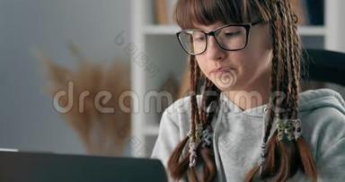 在家学习笔记本电脑的女生认真学习